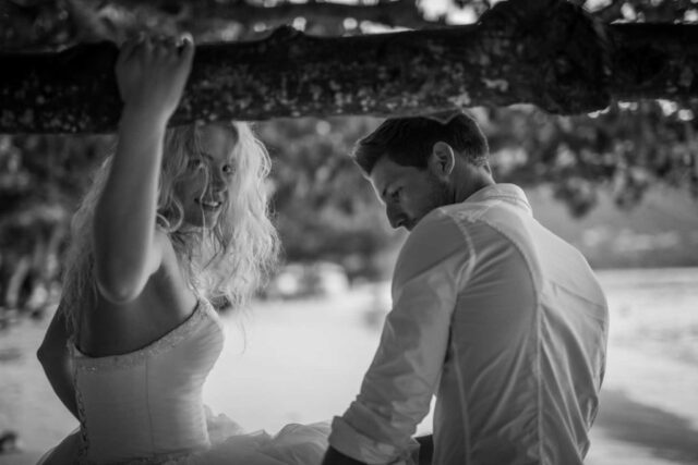 Traumhafte Hochzeit auf Seychellen bei Sonnenuntergang.