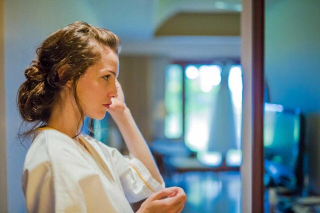 Hochzeit auf den Seychellen, Frau bereitet sich vor, Traumhochzeit Seychellen, elegante Braut.