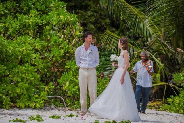 Traumhafte Hochzeitszeremonie auf Seychellen, im tropischen Paradies.