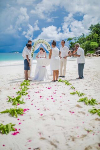 Traumhochzeit Seychellen am Strand mit Hochzeitszeremonie im Paradies.