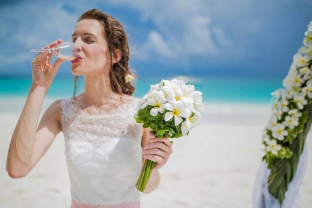 Hochzeit auf den Seychellen mit Blumen und Meerblick.