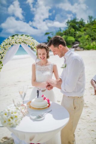Traumhafte Hochzeit auf den Seychellen am weißen Sandstrand, unvergessliche Flitterwochen im Paradies.