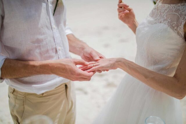 Ehejubiläum auf den Seychellen, Traumu Hochzeit Seychellen, Heiratszeremonie am Strand.