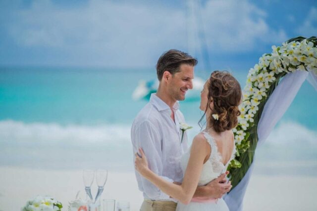 Traum Hochzeit Seychellen am Strand mit Meerblick, romantische Hochzeitszeremonie am Meer.