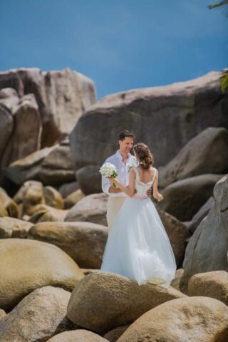 Traum Hochzeit Seychellen am Strand mit romantischem Brautpaar in natürlicher Umgebung.