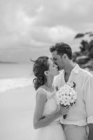 Traum Hochzeit Seychellen, romantische Hochzeitsfotos am Strand, perfekte Flitterwochen.
