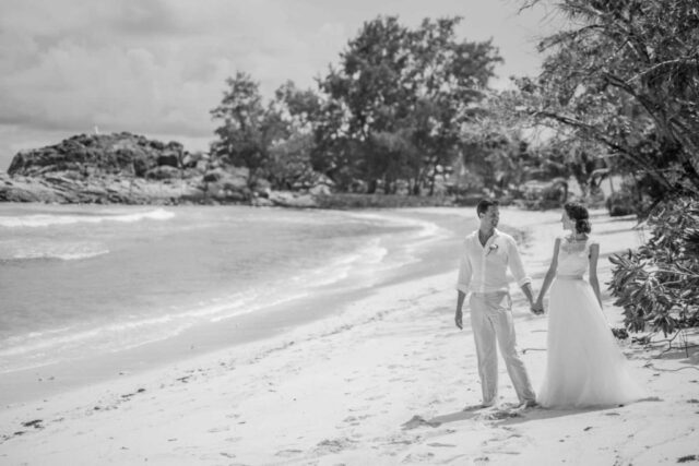 Traumhafte Hochzeitsfeier auf Seychellen, romantische Strandhochzeit in tropischer Natur.