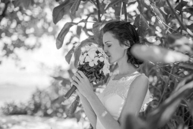 Traum Hochzeit Seychellen, Braut mit Blumenstrauß in Naturkulisse, romantische Hochzeitsinspirationen.