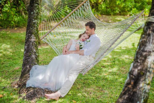 Traumhochzeit Seychellen am Strand, romantisches Brautpaar im Hängematten-Setting.